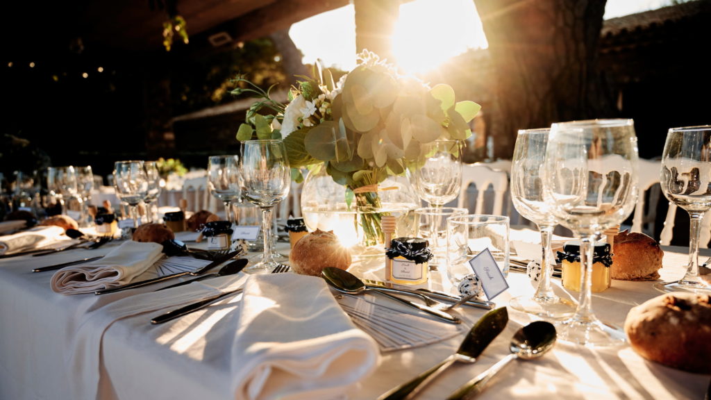 Table de célébration de mariage sur notre terrasse au coucher du soleil