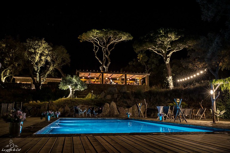 Terrasse et piscine pour les événements en soirée