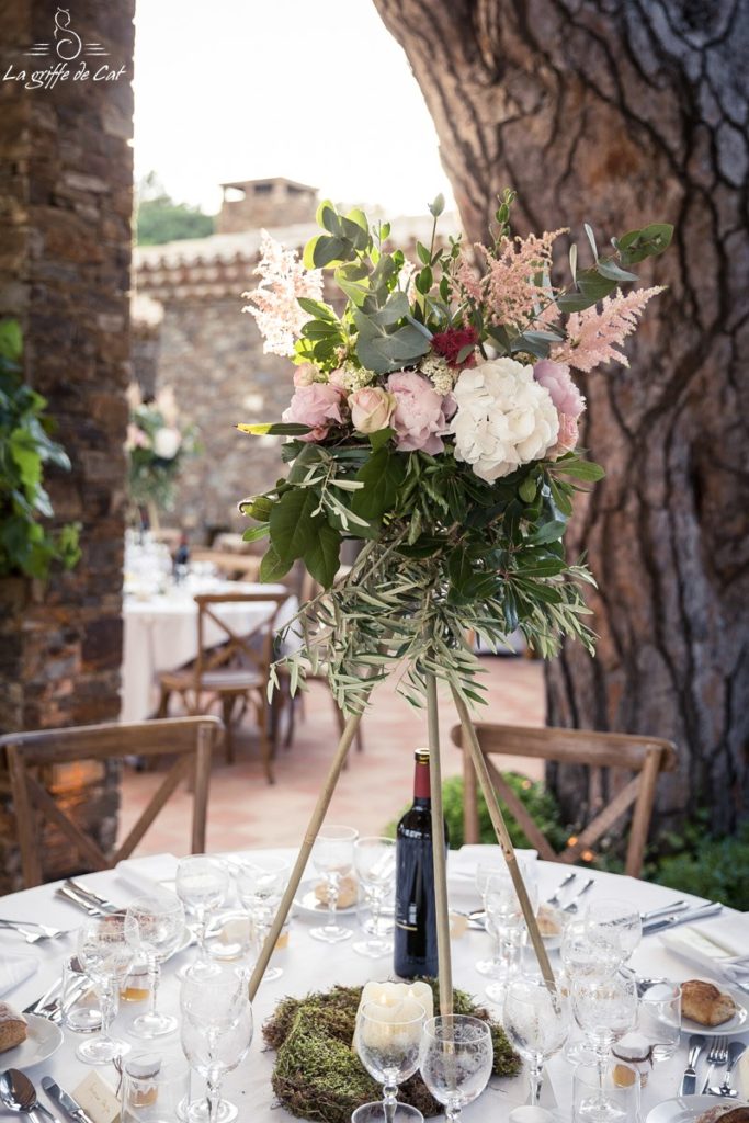 centre de table avec des fleurs pour les célébrations de mariage